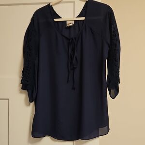 Chic Women's Navy Blouse with Lace Sleeves